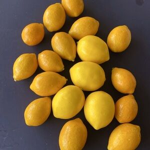 18 yellow lemons